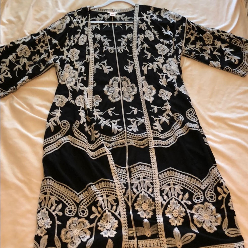 3/4 length, black and white, floral kimono